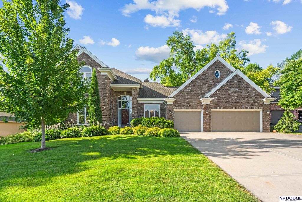 16717 Leavenworth Circle, Omaha, NE 68118