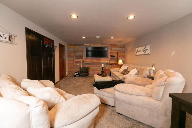 4873 W JACK PINE COURT, Appleton, WI 54913