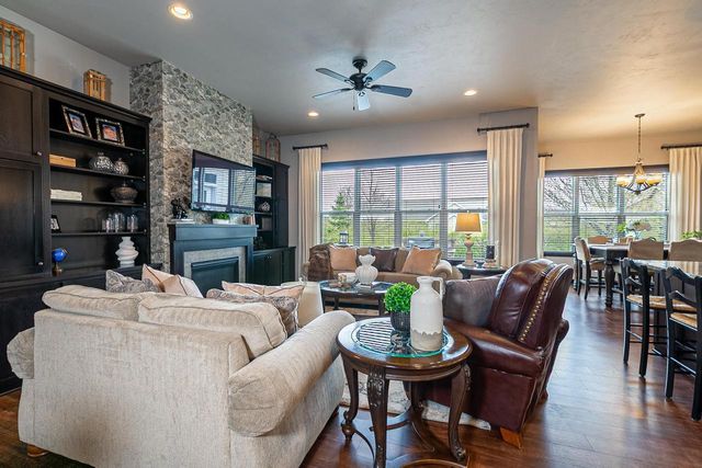4873 W JACK PINE COURT, Appleton, WI 54913