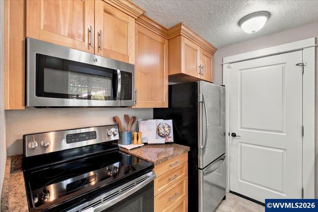 1487 Palace Dr NE, Salem, OR 97301