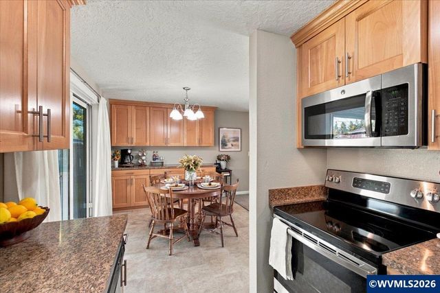 1487 Palace Dr NE, Salem, OR 97301
