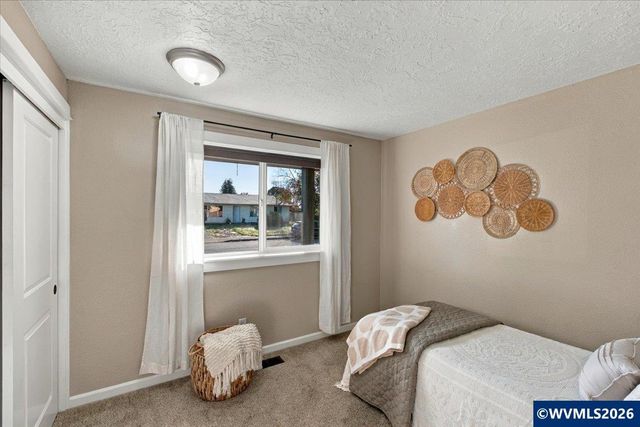 1487 Palace Dr NE, Salem, OR 97301