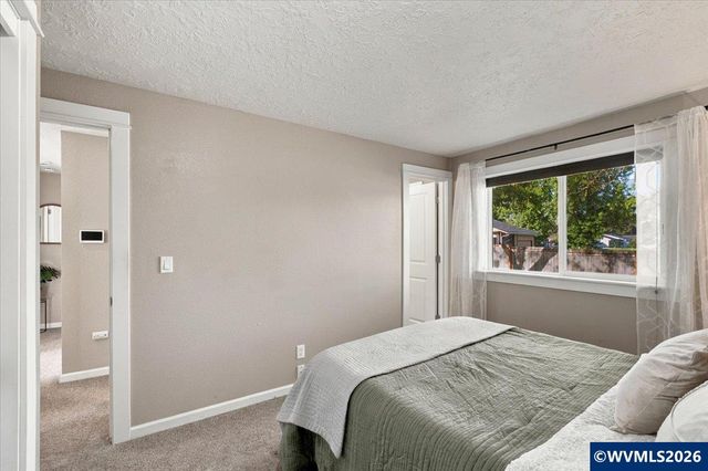 1487 Palace Dr NE, Salem, OR 97301