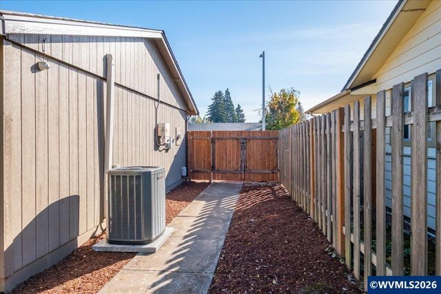 1487 Palace Dr NE, Salem, OR 97301