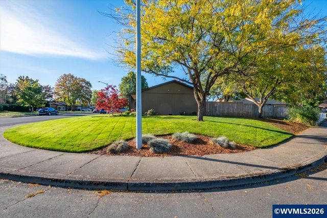 1487 Palace Dr NE, Salem, OR 97301
