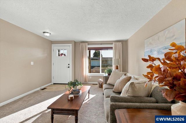 1487 Palace Dr NE, Salem, OR 97301