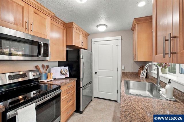 1487 Palace Dr NE, Salem, OR 97301