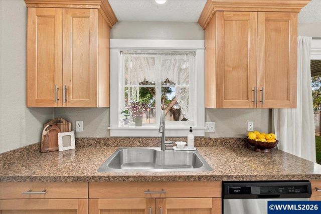 1487 Palace Dr NE, Salem, OR 97301