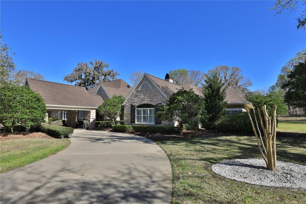 Image 3 of property listing at 7963 SE 12TH CIRCLE, Ocala, FL 34480