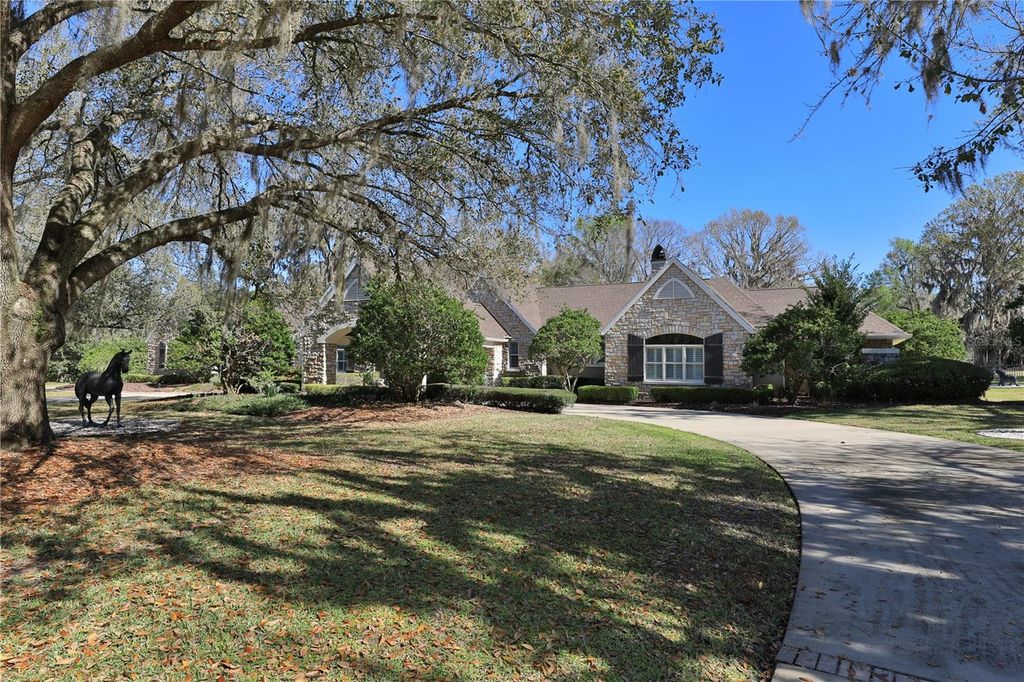 Image 4 of property listing at 7963 SE 12TH CIRCLE, Ocala, FL 34480