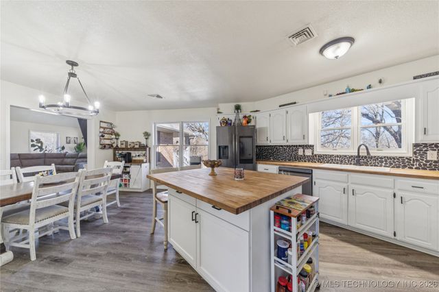 1701 N Hopi Street, Chouteau, OK 74337