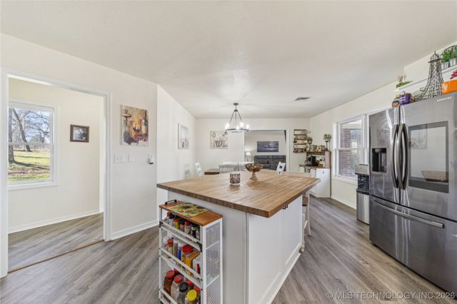 1701 N Hopi Street, Chouteau, OK 74337