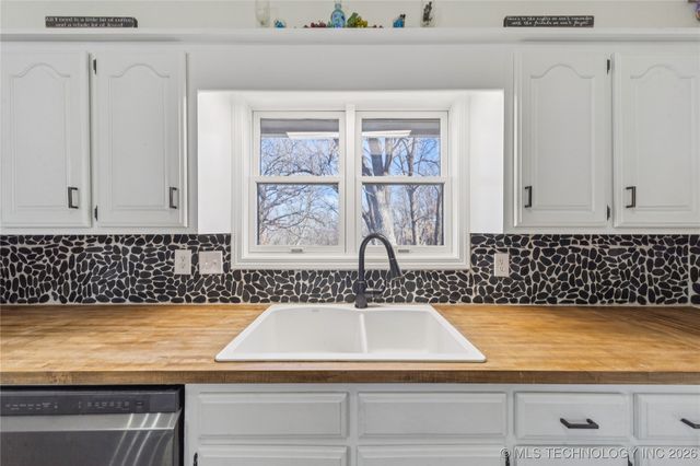 1701 N Hopi Street, Chouteau, OK 74337