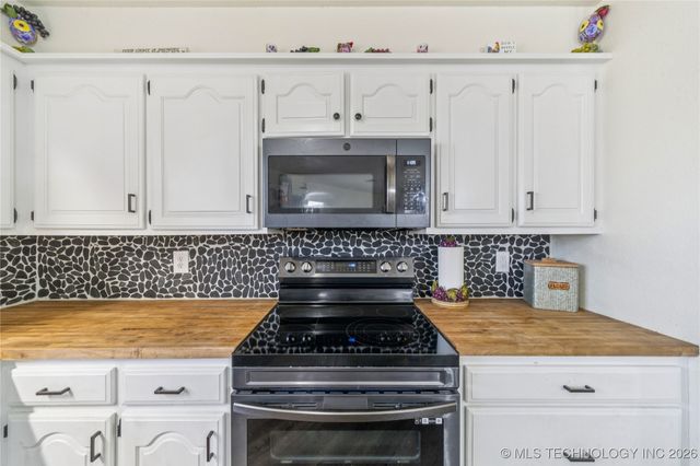 1701 N Hopi Street, Chouteau, OK 74337