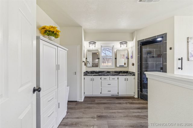 1701 N Hopi Street, Chouteau, OK 74337