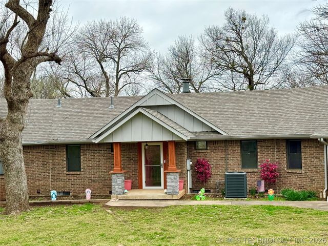 1701 N Hopi Street, Chouteau, OK 74337