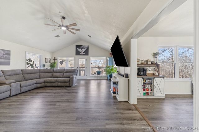 1701 N Hopi Street, Chouteau, OK 74337