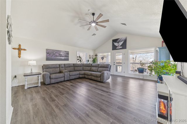 1701 N Hopi Street, Chouteau, OK 74337