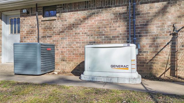 1701 N Hopi Street, Chouteau, OK 74337