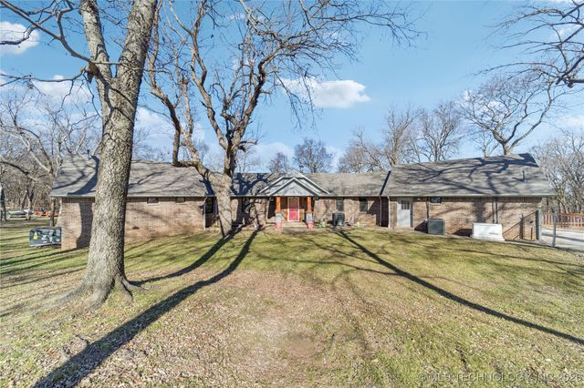 1701 N Hopi Street, Chouteau, OK 74337