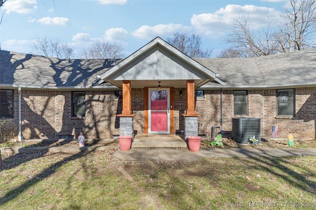 1701 N Hopi Street, Chouteau, OK 74337