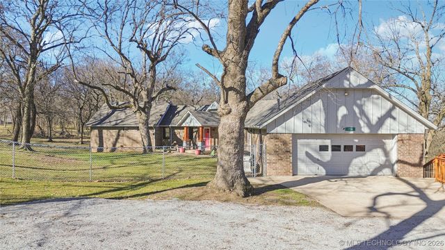 1701 N Hopi Street, Chouteau, OK 74337