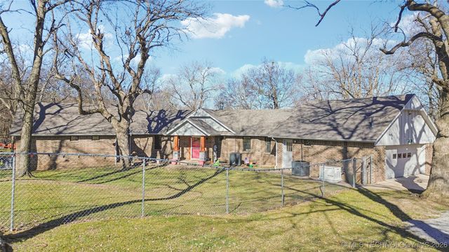 1701 N Hopi Street, Chouteau, OK 74337