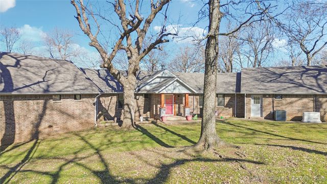 1701 N Hopi Street, Chouteau, OK 74337