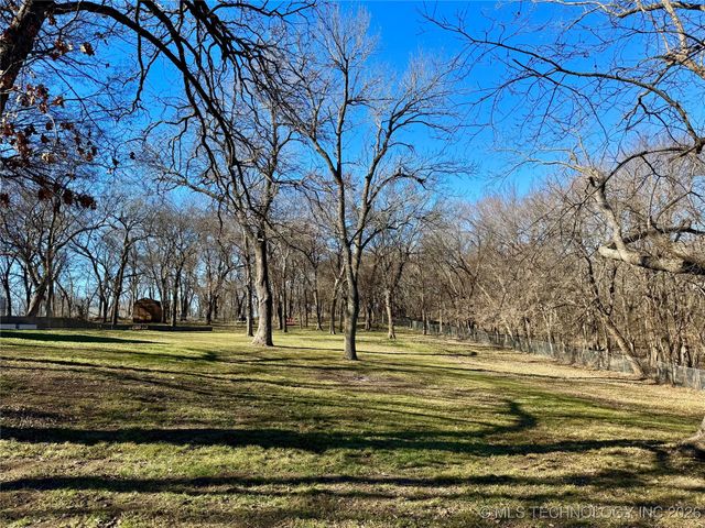 1701 N Hopi Street, Chouteau, OK 74337