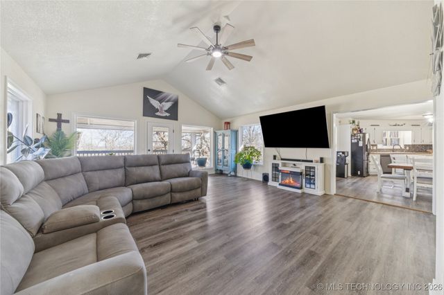 1701 N Hopi Street, Chouteau, OK 74337