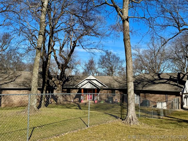 1701 N Hopi Street, Chouteau, OK 74337