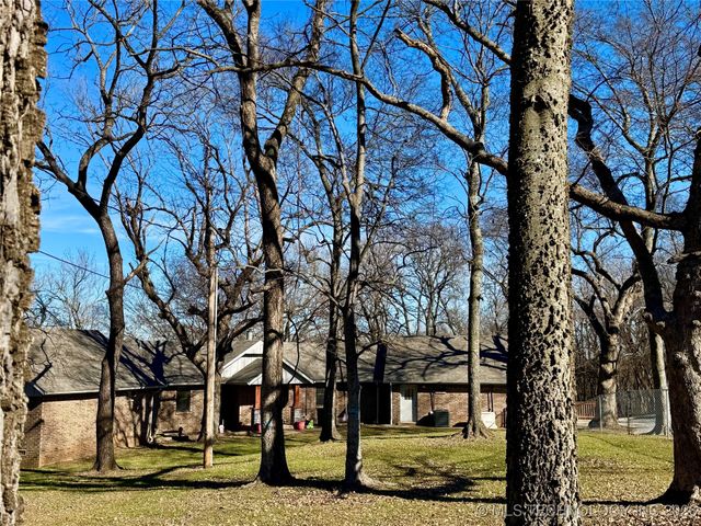 1701 N Hopi Street, Chouteau, OK 74337