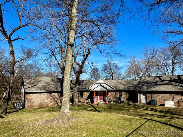 1701 N Hopi Street, Chouteau, OK 74337