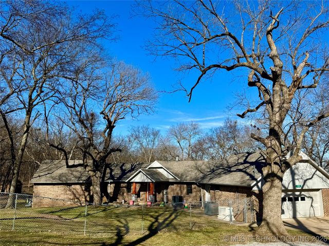 1701 N Hopi Street, Chouteau, OK 74337