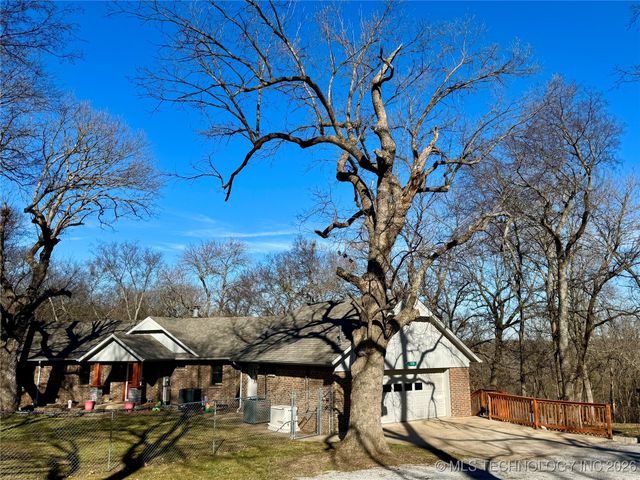 1701 N Hopi Street, Chouteau, OK 74337