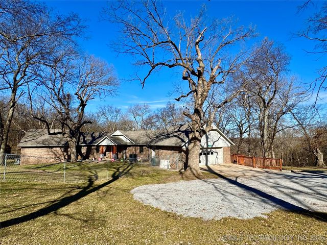 1701 N Hopi Street, Chouteau, OK 74337