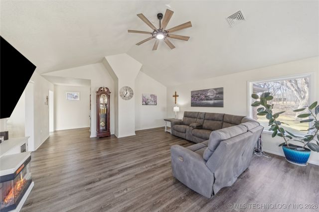 1701 N Hopi Street, Chouteau, OK 74337