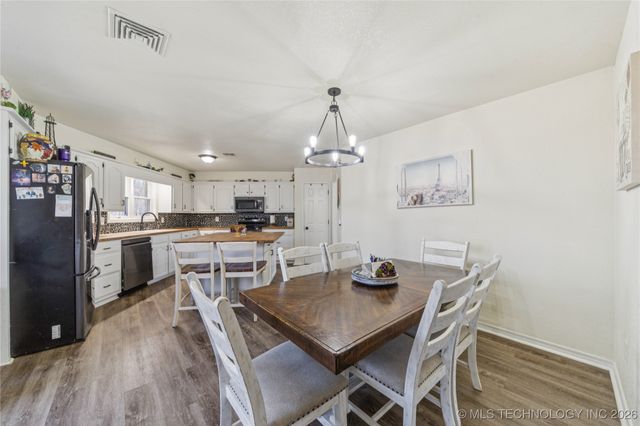 1701 N Hopi Street, Chouteau, OK 74337