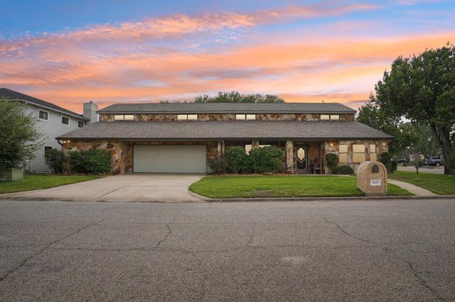 9243 Deepwater Drive, Montgomery, TX 77356