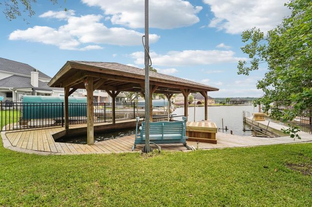 9243 Deepwater Drive, Montgomery, TX 77356