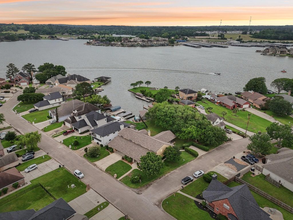 9243 Deepwater Drive, Montgomery, TX 77356