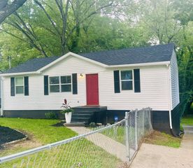245 Raintree Dr, Clarksville, TN 37042