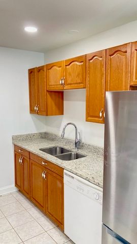 21W581 North Avenue 51, Lombard, IL 60148