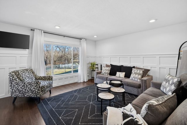 3877 92nd Drive, Urbandale, IA 50322