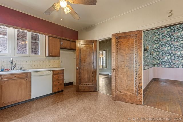 221 W Pecan Street, Coweta, OK 74429