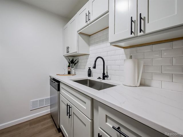 40335 Plymouth Road 104, Plymouth, MI 48170