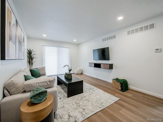 40335 Plymouth Road 104, Plymouth, MI 48170