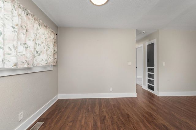 527 S Riverview Ave, Derby, KS 67037