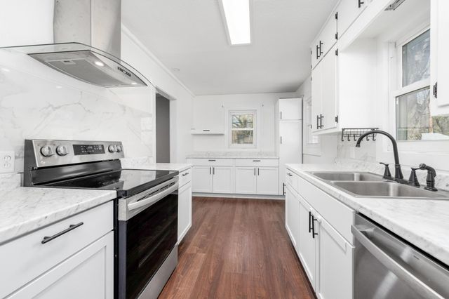 527 S Riverview Ave, Derby, KS 67037