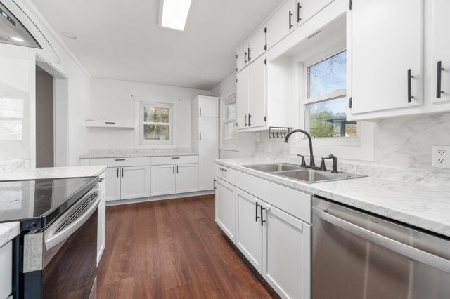 527 S Riverview Ave, Derby, KS 67037